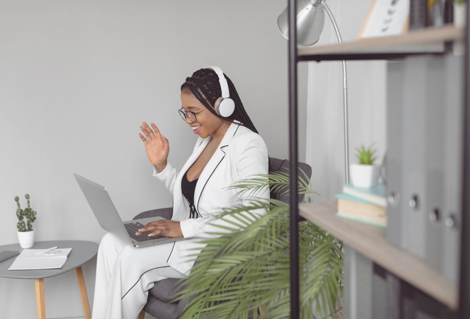 Bureau d'équipe avec tableaux de planification budgétaire
