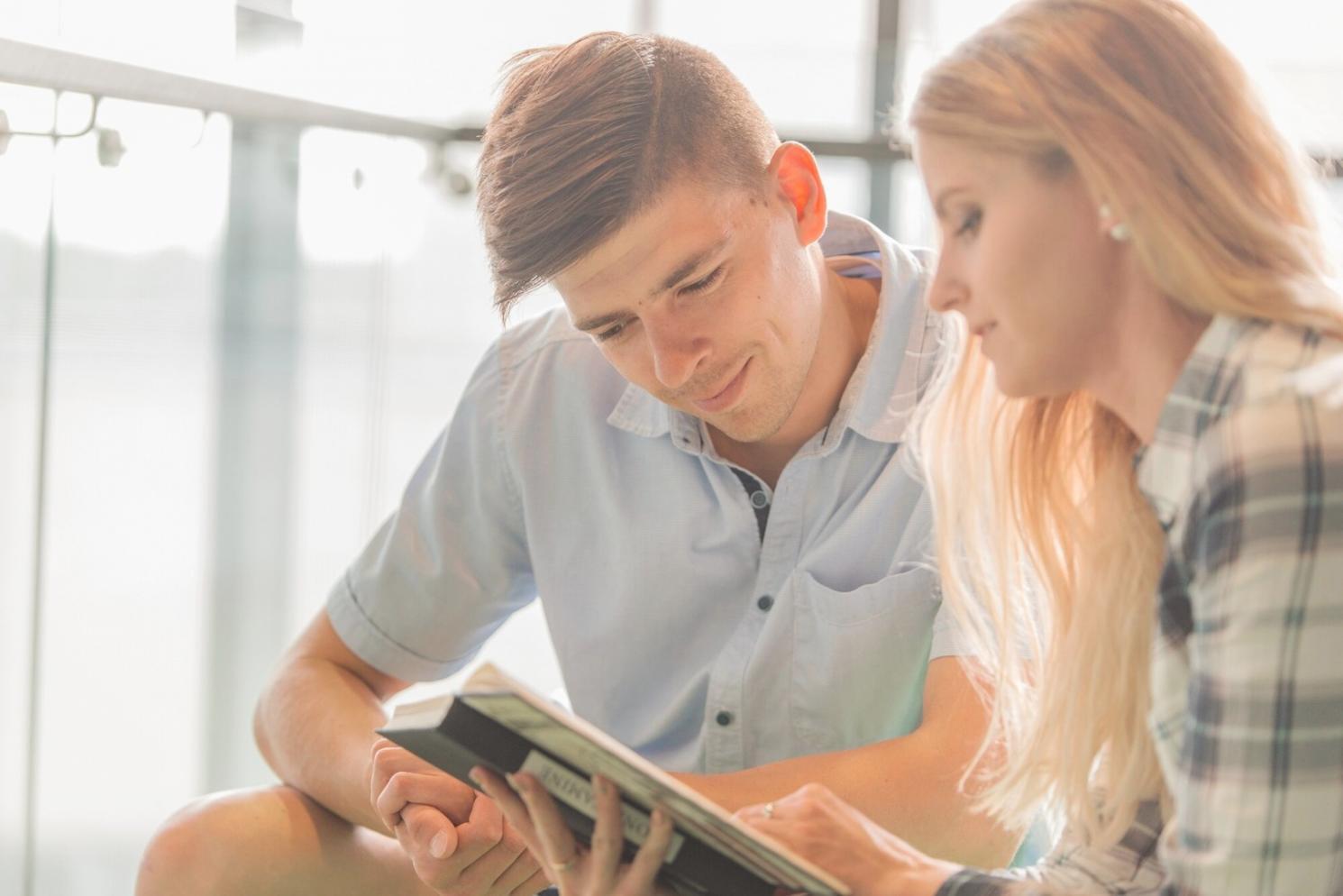 Session de travail collaboratif sur ordinateur portable