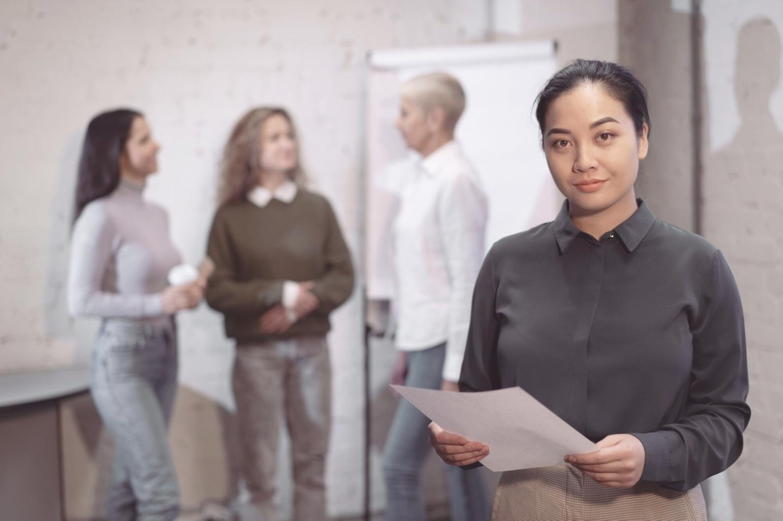 Espace de travail organisé avec documents financiers et ordinateur